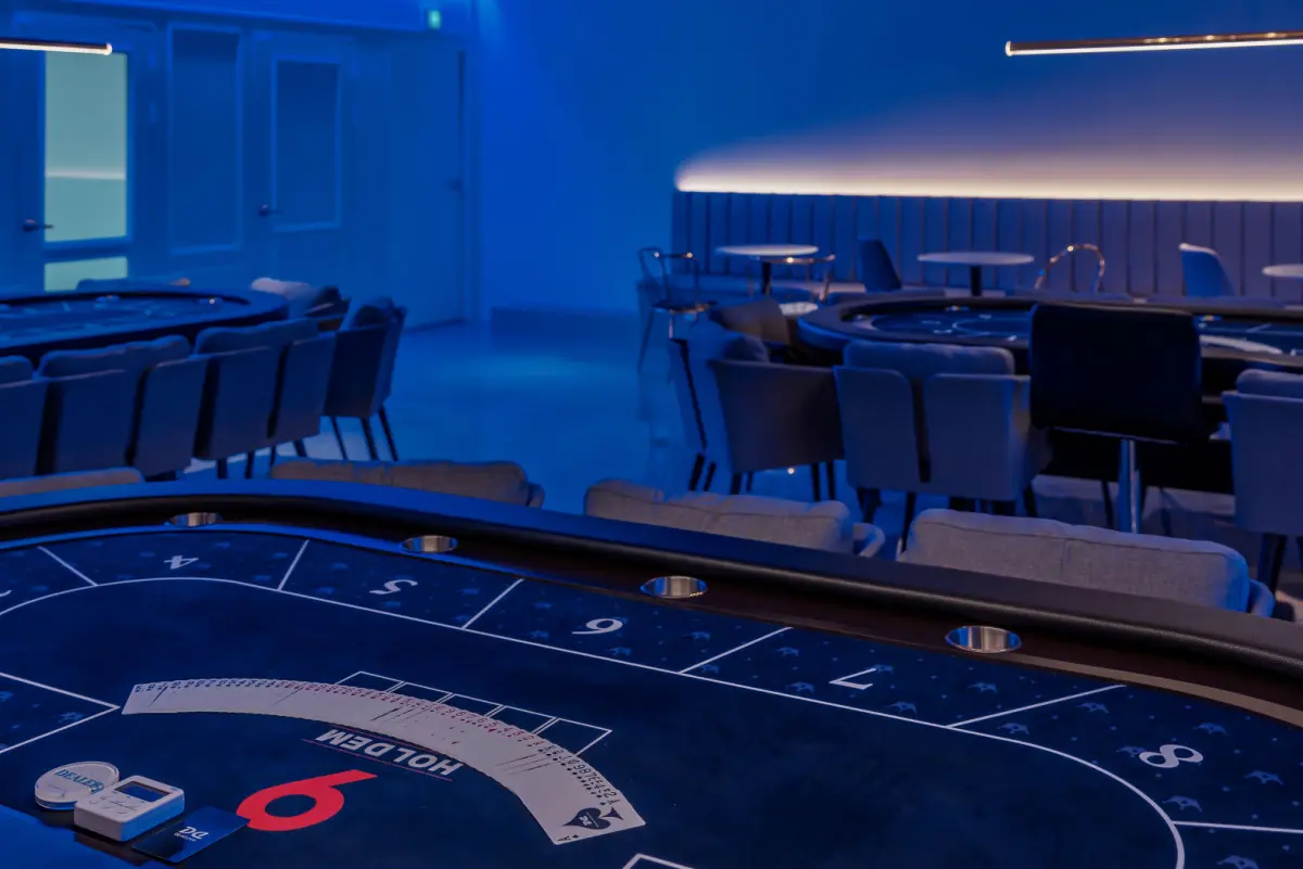 딥블루 무드의 프리미엄 홀덤 라운지